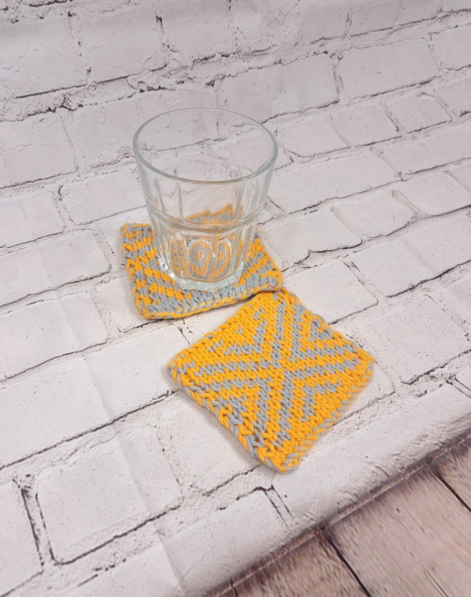 Blog-Inhaltsbild für 'Gestrickte Farbkleckse für dein Zuhause – Gratis-Anleitung für schöne Untersetzer'