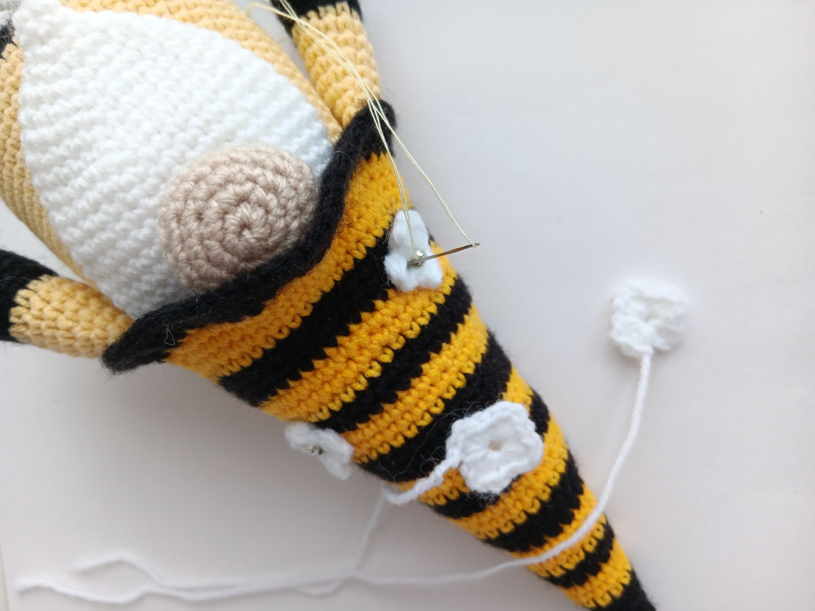 Blog-Inhaltsbild für 'Wichtel häkeln. Kostenlose Häkelanleitung für Bienenwichtel'