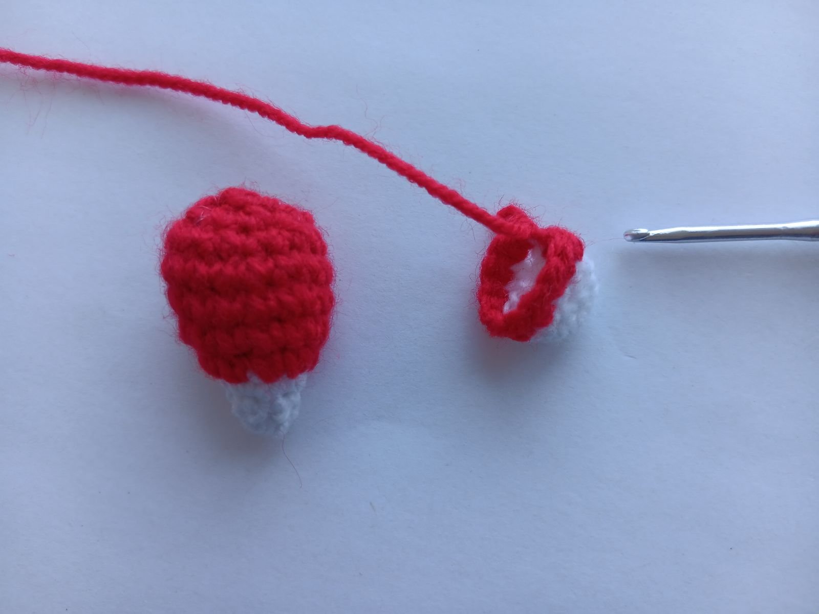 Blog-Inhaltsbild für 'Kostenlose Häkelanleitung für Erdbeer Wichtel'