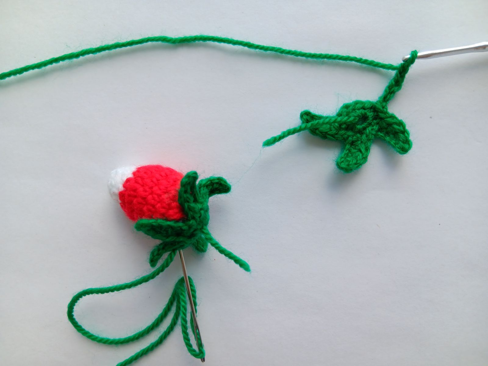 Blog-Inhaltsbild für 'Kostenlose Häkelanleitung für Erdbeer Wichtel'