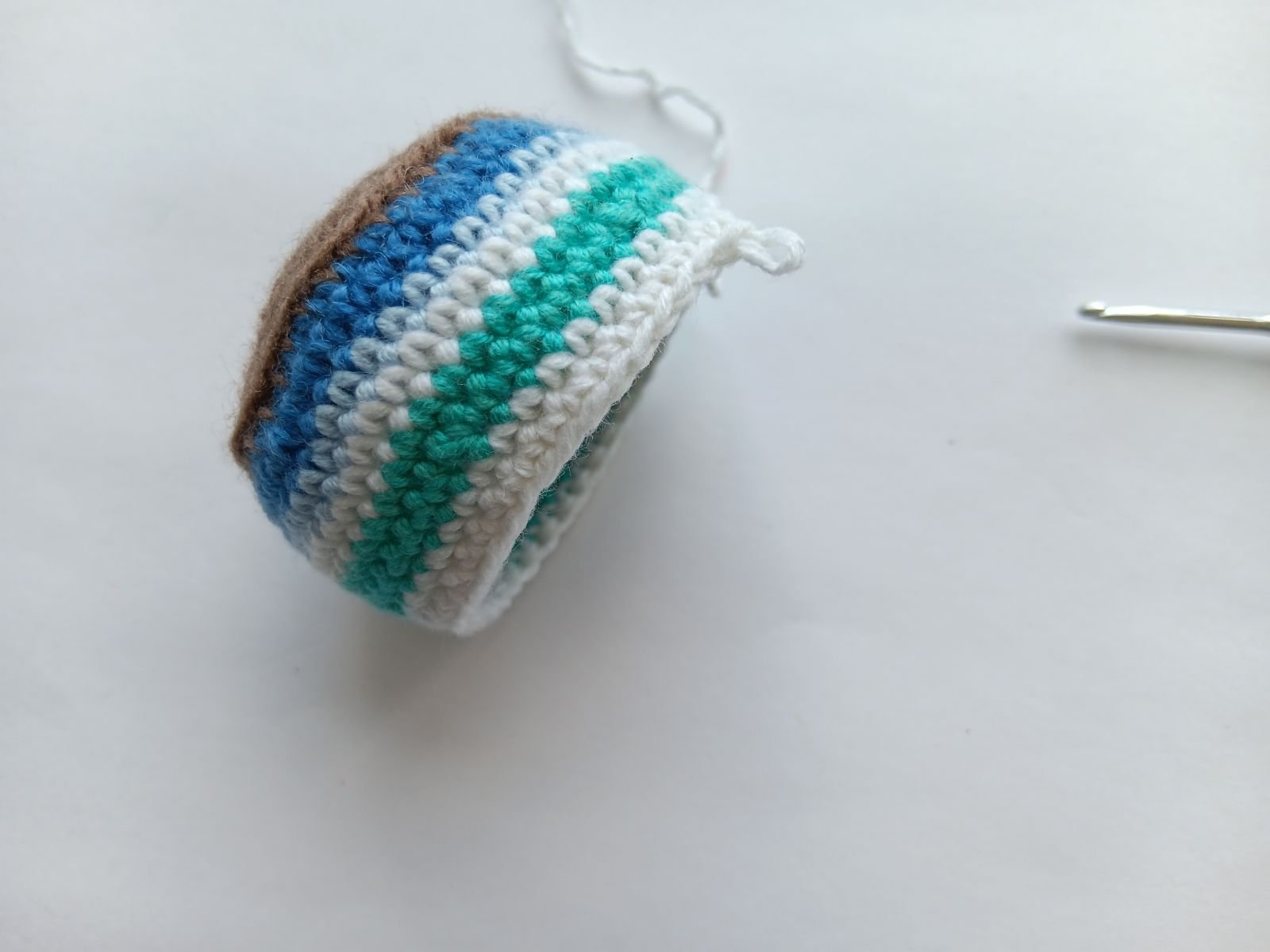 Blog-Inhaltsbild für 'Kostenlose Häkelanleitung für Erdbeer Wichtel'