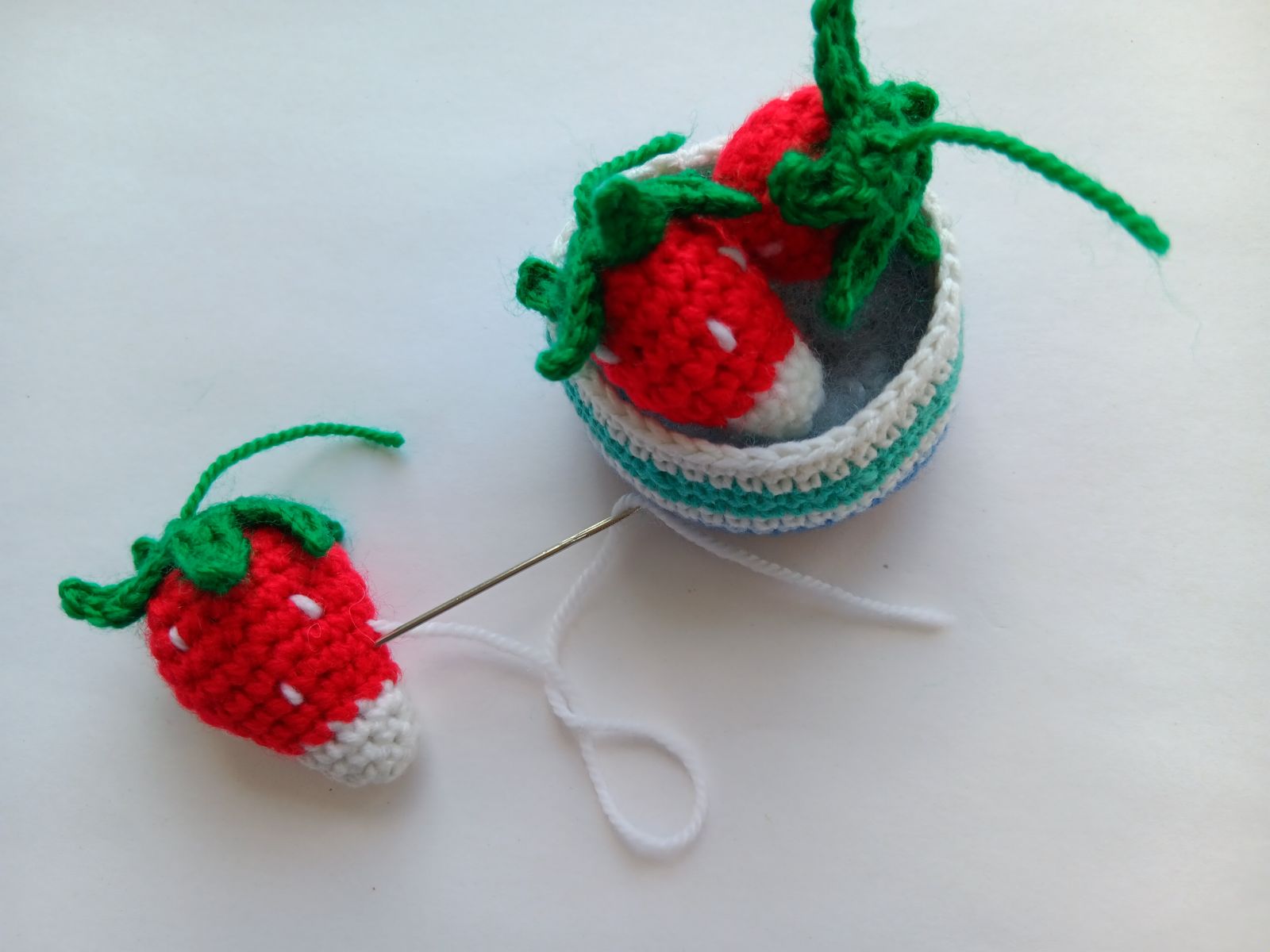 Blog-Inhaltsbild für 'Kostenlose Häkelanleitung für Erdbeer Wichtel'