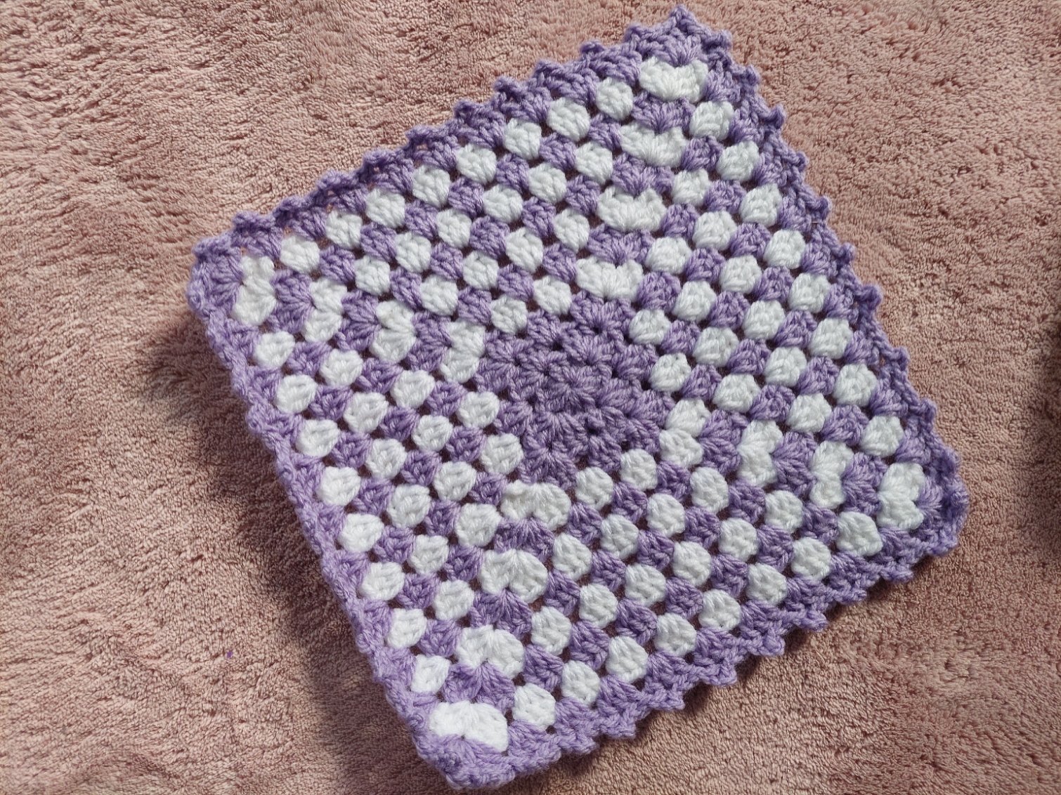 Blog-Inhaltsbild für 'Mini-Kuscheldecken häkeln – kostenloses Granny Square für kleine Plüschmonster'
