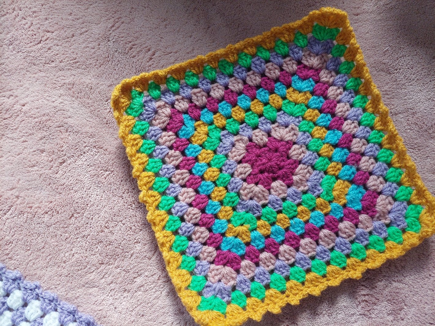 Blog-Inhaltsbild für 'Mini-Kuscheldecken häkeln – kostenloses Granny Square für kleine Plüschmonster'