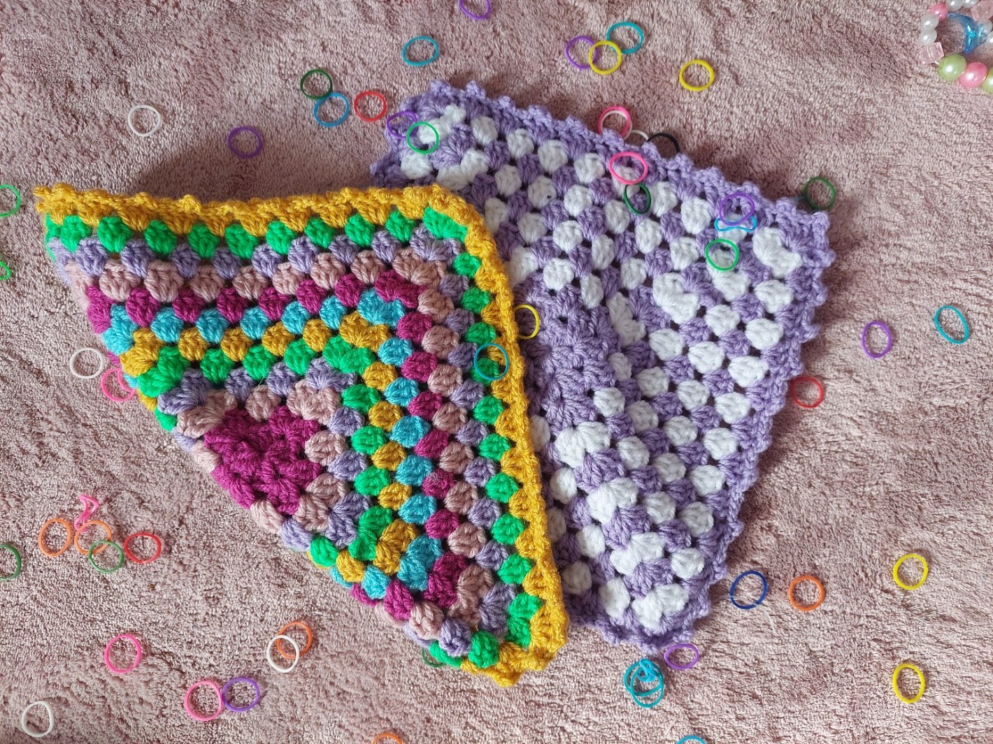 Blog-Inhaltsbild für 'Mini-Kuscheldecken häkeln – kostenloses Granny Square für kleine Plüschmonster'