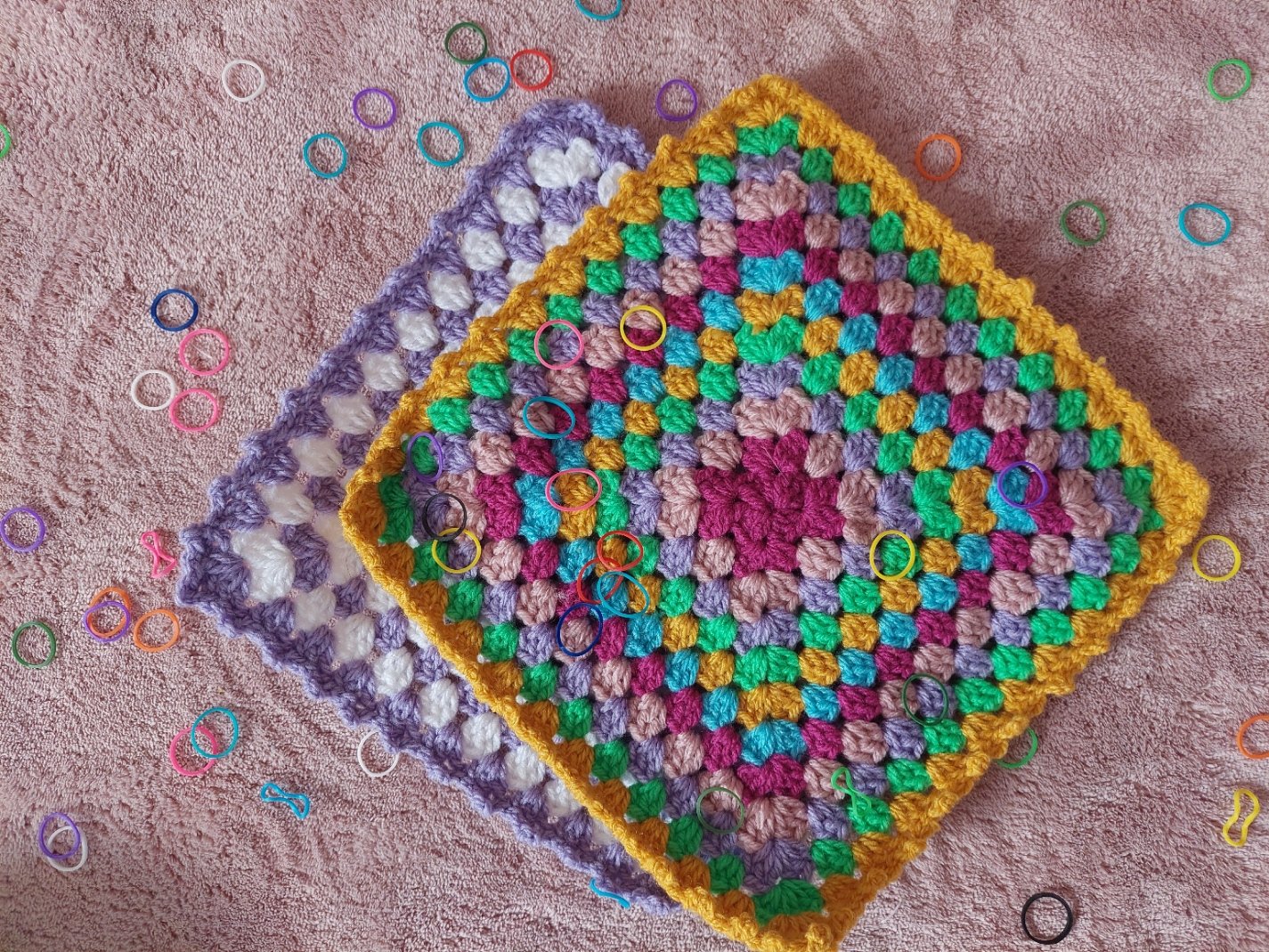 Blog-Inhaltsbild für 'Mini-Kuscheldecken häkeln – kostenloses Granny Square für kleine Plüschmonster'