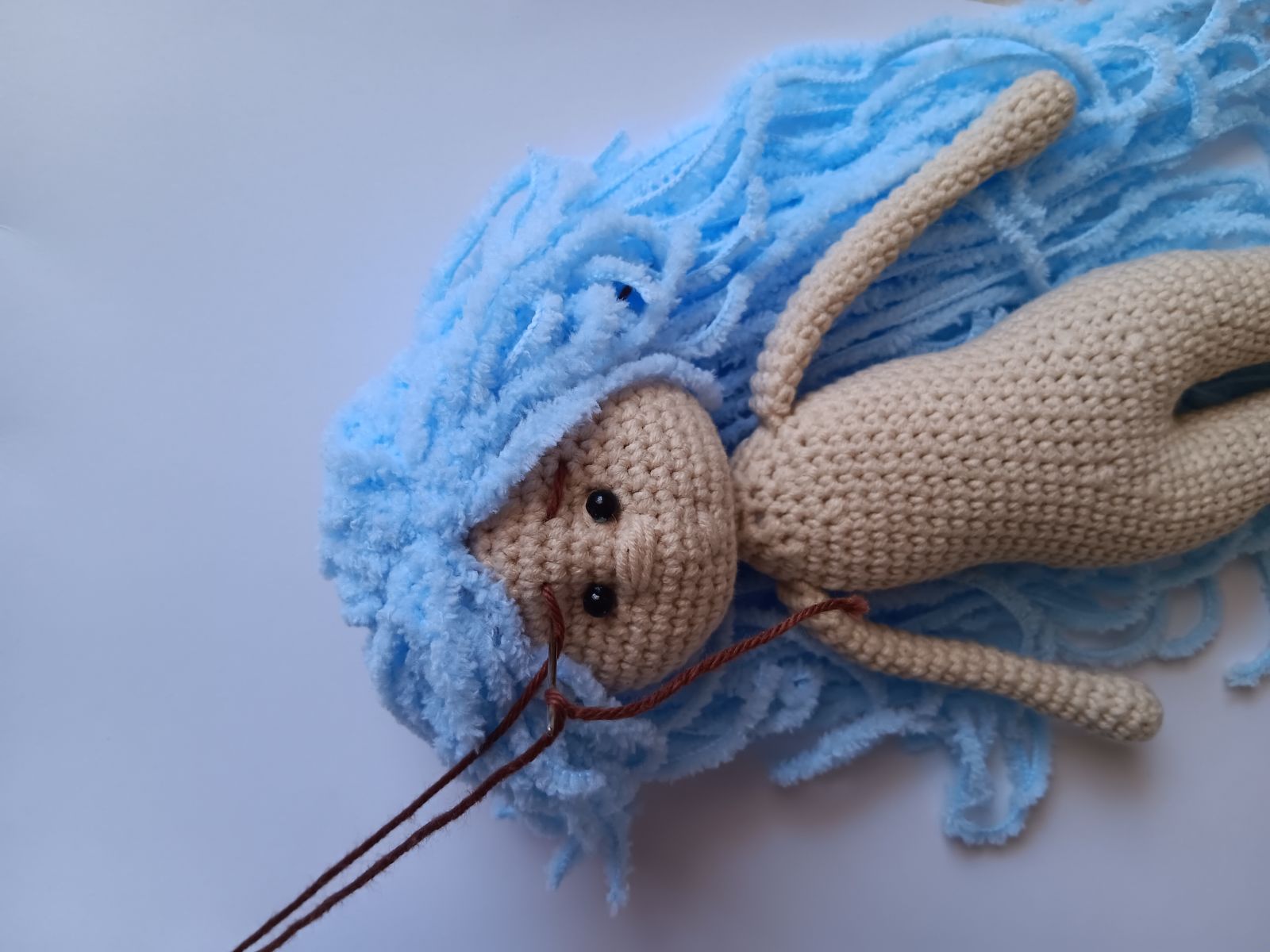 Blog-Inhaltsbild für 'Kostenlose Häkelanleitung für Puppe Coney mit Hasenmütze'