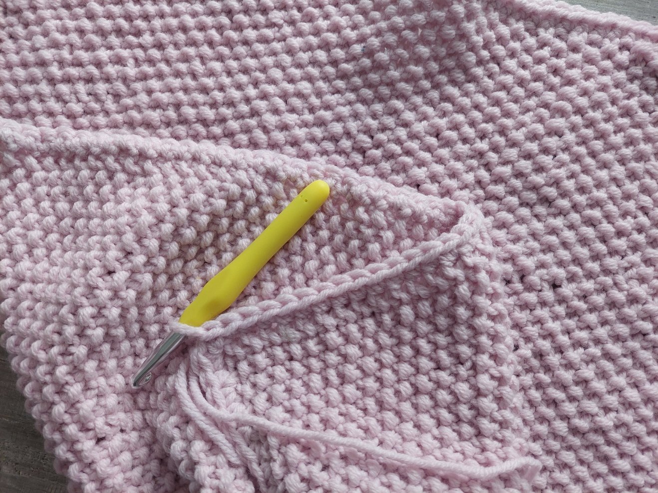 Blog-Inhaltsbild für 'Babydecke stricken: Einfaches Perlmuster & süßer Picot-Rand – kostenlose Anleitung'