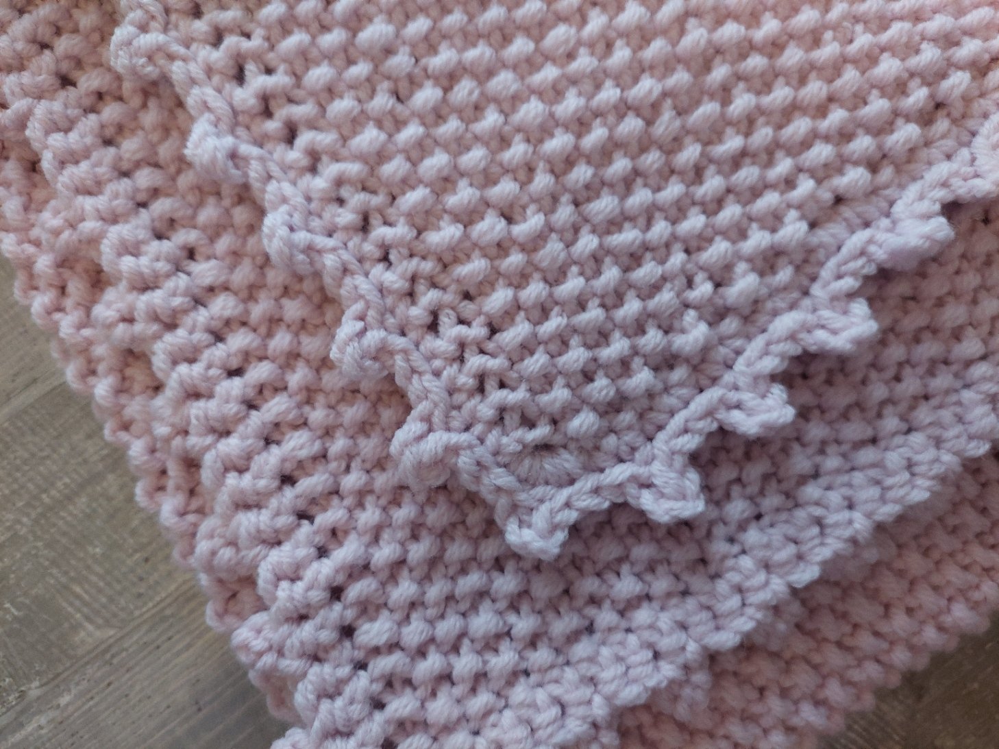 Blog-Inhaltsbild für 'Babydecke stricken: Einfaches Perlmuster & süßer Picot-Rand – kostenlose Anleitung'