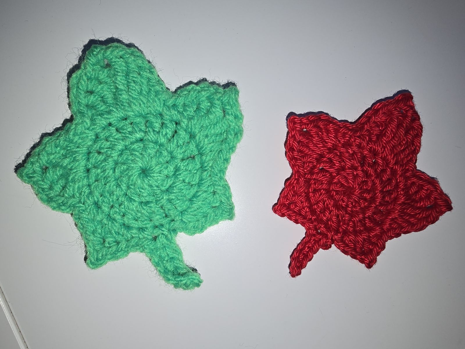 Blog-Inhaltsbild für 'kostenlose Anleitung für Herbstblätter - schnelles Häkelprojekt für zwischendurch'