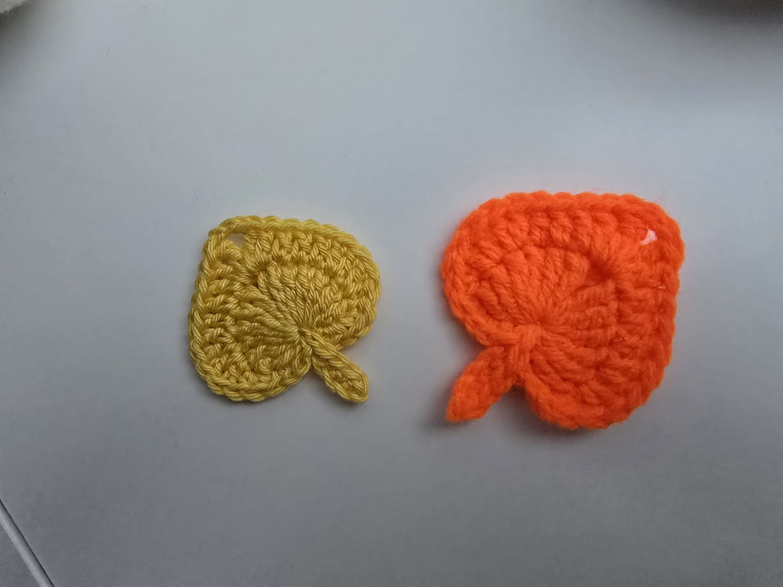 Blog-Inhaltsbild für 'kostenlose Anleitung für Herbstblätter - schnelles Häkelprojekt für zwischendurch'