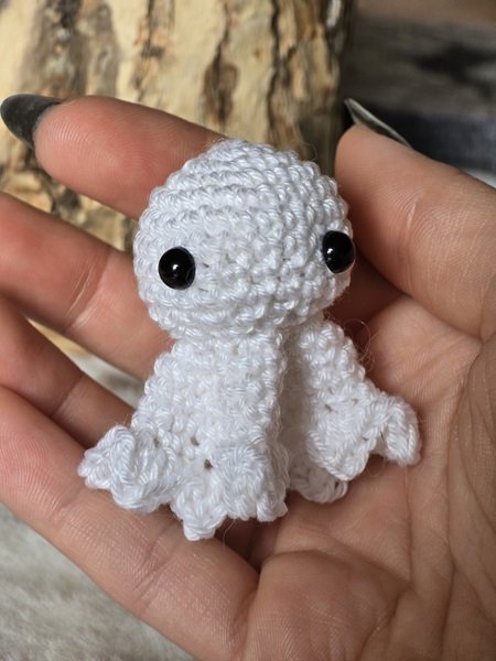 Blog-Inhaltsbild für 'Kostenlose Mini Geister Häkelanleitung'