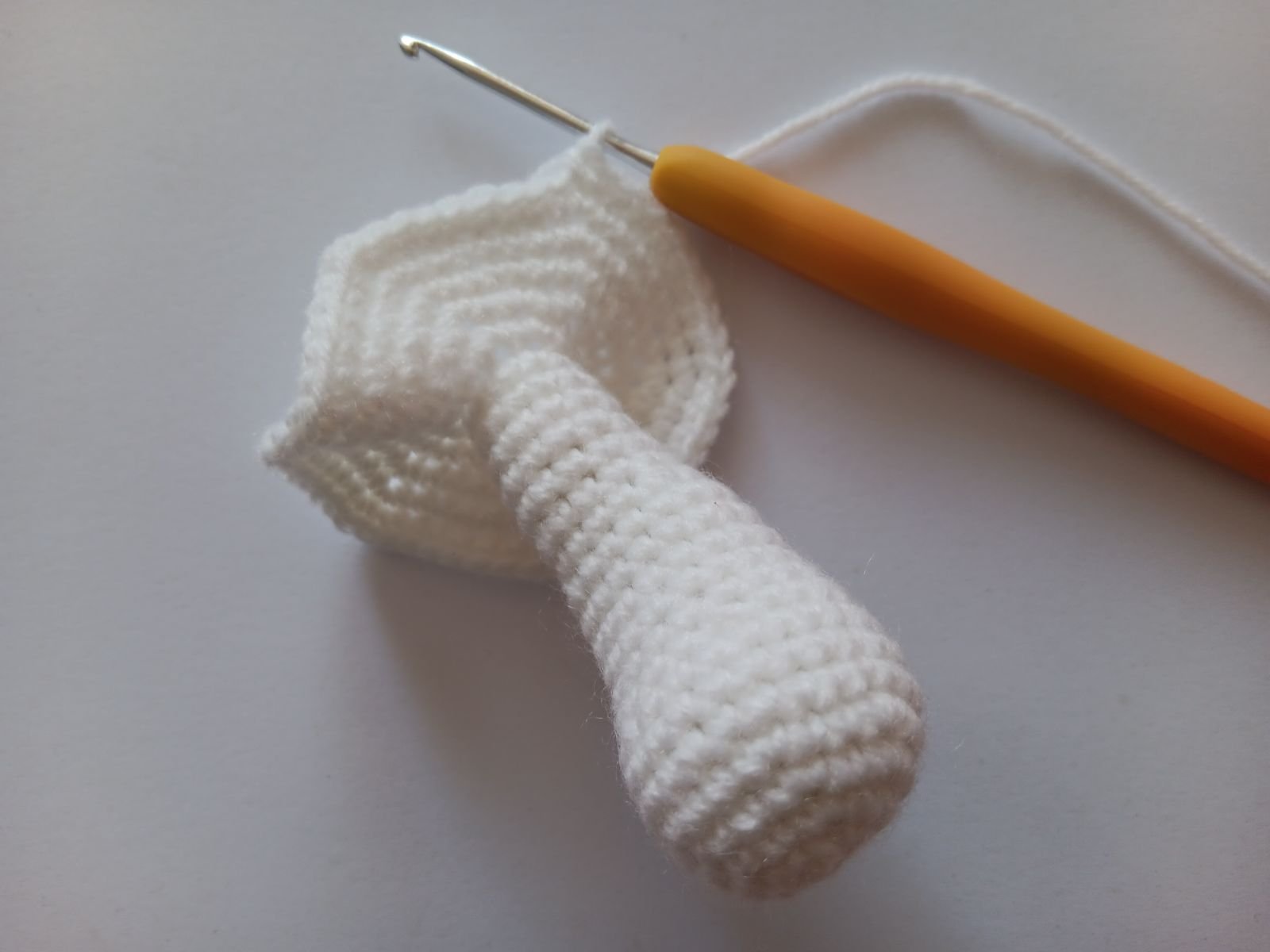 Blog-Inhaltsbild für 'Kostenlose Häkelanleitung für Puppe Coney mit Hasenmütze'