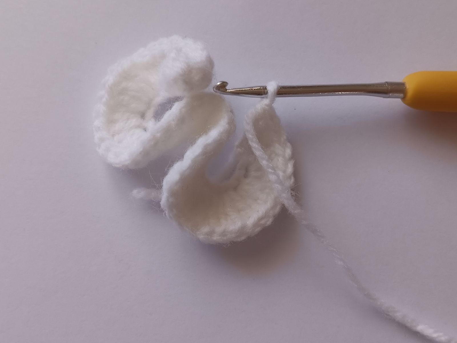 Blog-Inhaltsbild für 'Kostenlose Häkelanleitung für Puppe Coney mit Hasenmütze'