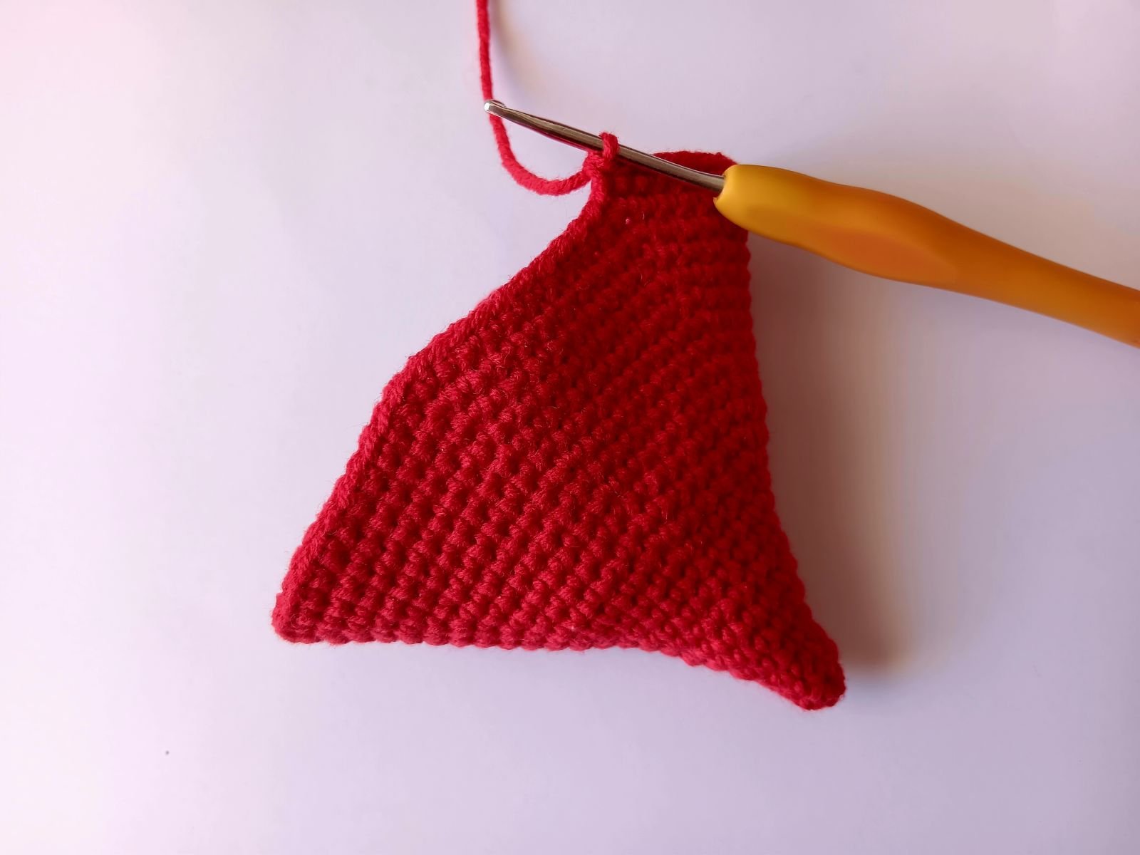 Blog-Inhaltsbild für 'Kostenlose Häkelanleitung für Puppe Coney mit Hasenmütze'