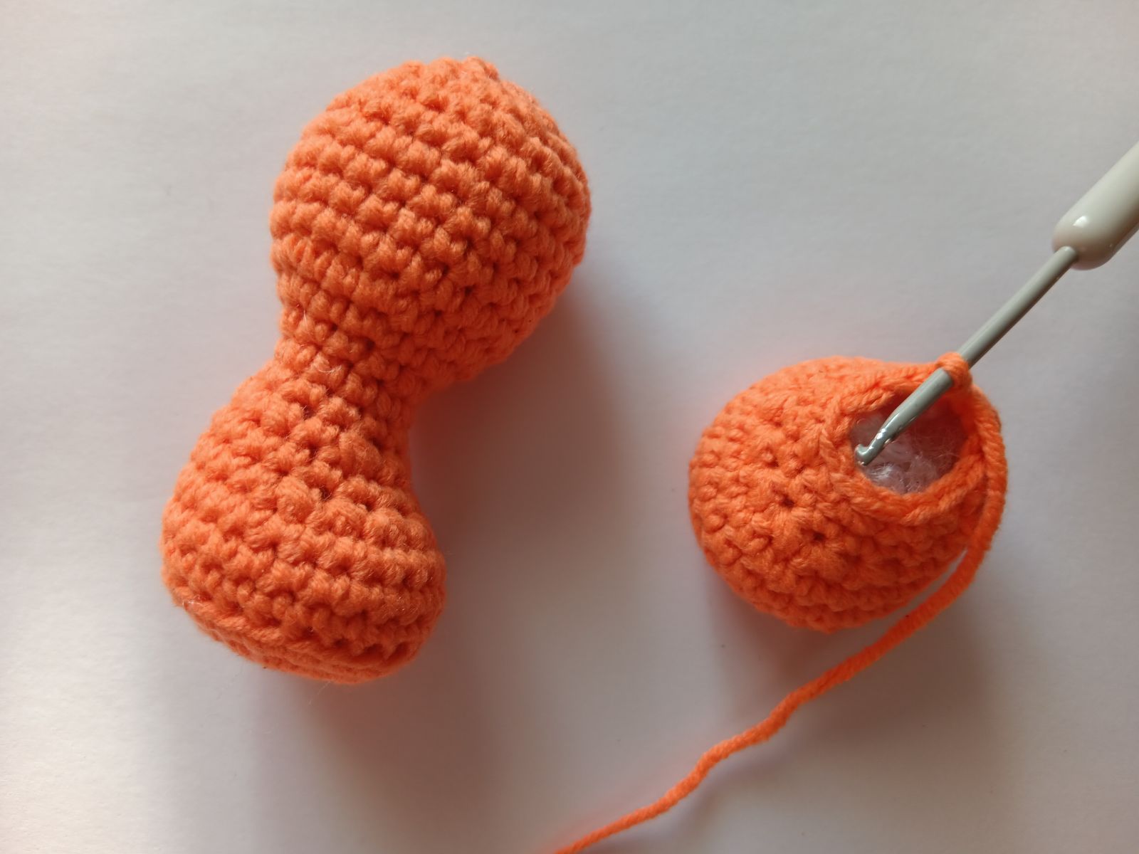 Blog-Inhaltsbild für 'Frosch mit Beuteltasche häkeln. Kostenlose Häkelanleitung'