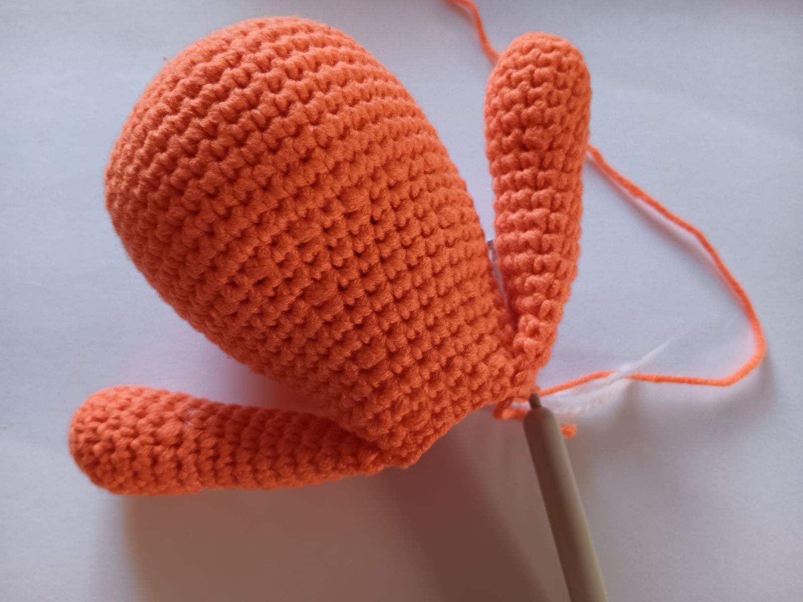 Blog-Inhaltsbild für 'Blumen Wichtel mit Hut häkeln. Kostenlose Häkelanleitung'