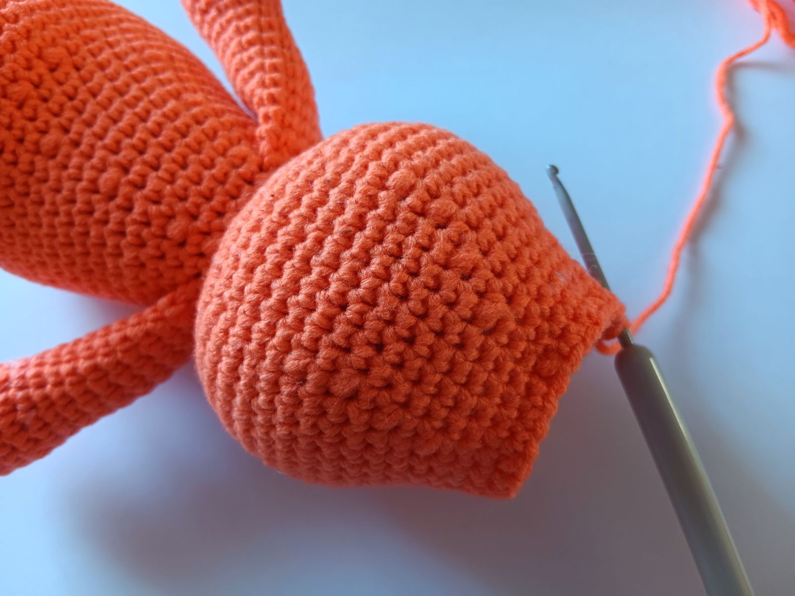 Blog-Inhaltsbild für 'Biene häkeln. Kostenlose Häkelanleitung für Schlüsselanhänger Biene'