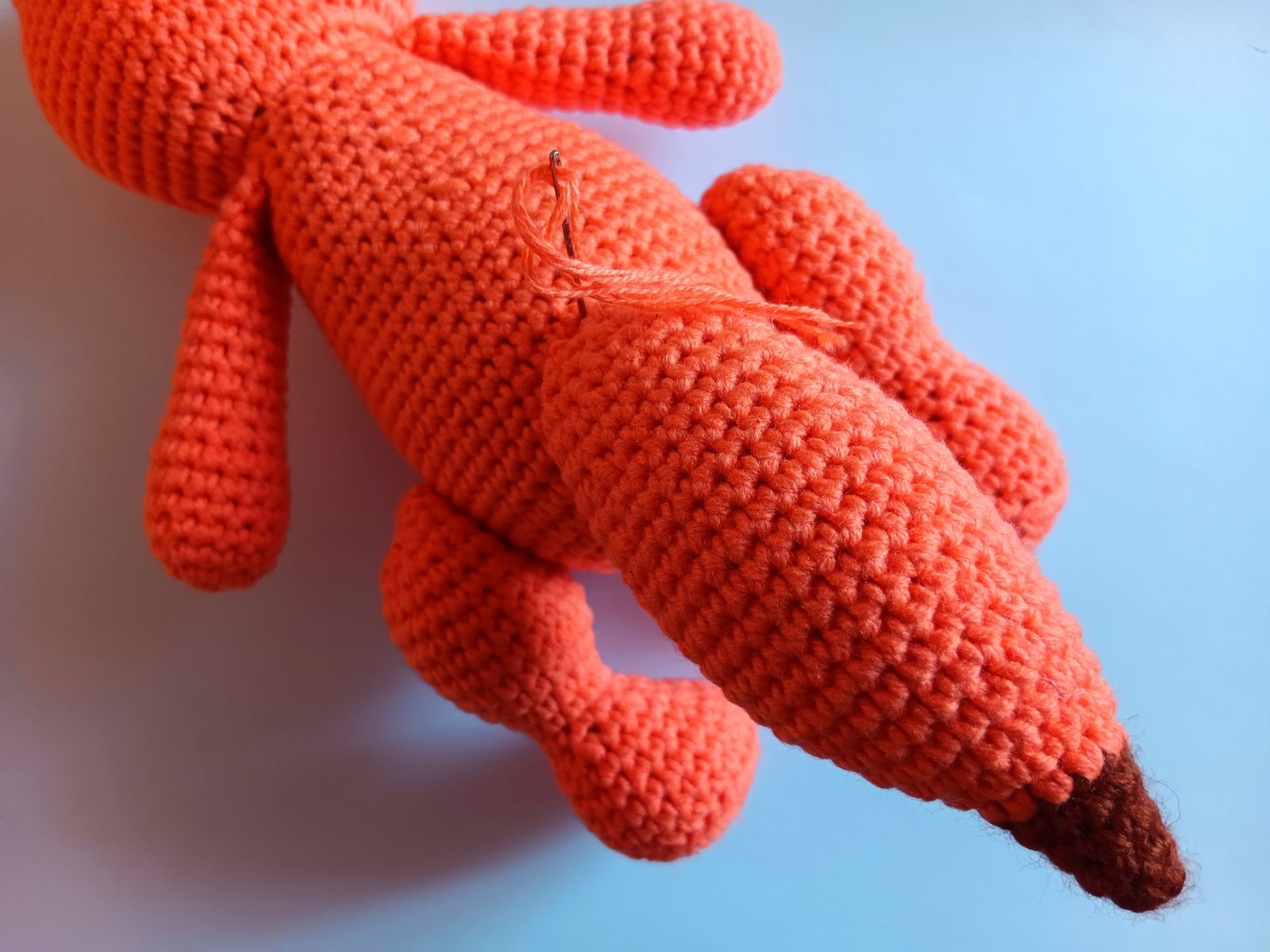 Blog-Inhaltsbild für 'Frosch mit Beuteltasche häkeln. Kostenlose Häkelanleitung'