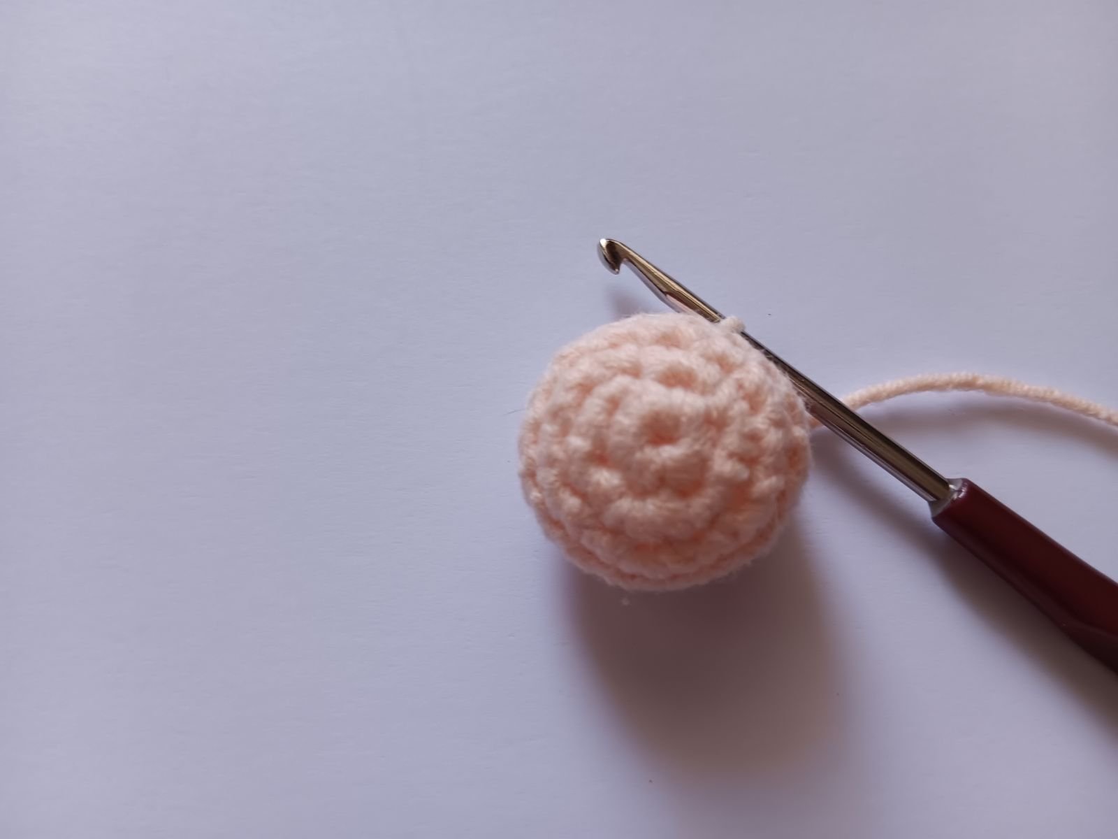 Blog-Inhaltsbild für 'Pilzpuppe häkeln. Kostenlose Häkelanleitung für Fliegenpilzpuppe'