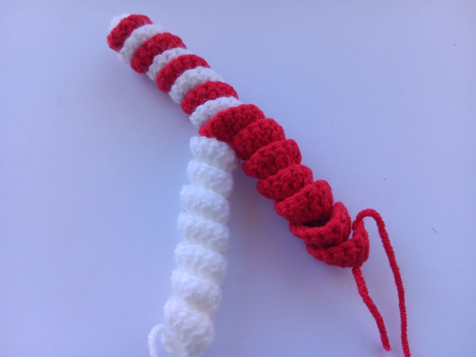 Blog-Inhaltsbild für '24 Kostenlose Häkelprojekte für die Adventszeit: Projekt 5. Zuckerstange und Weihnachtskranz häkeln'