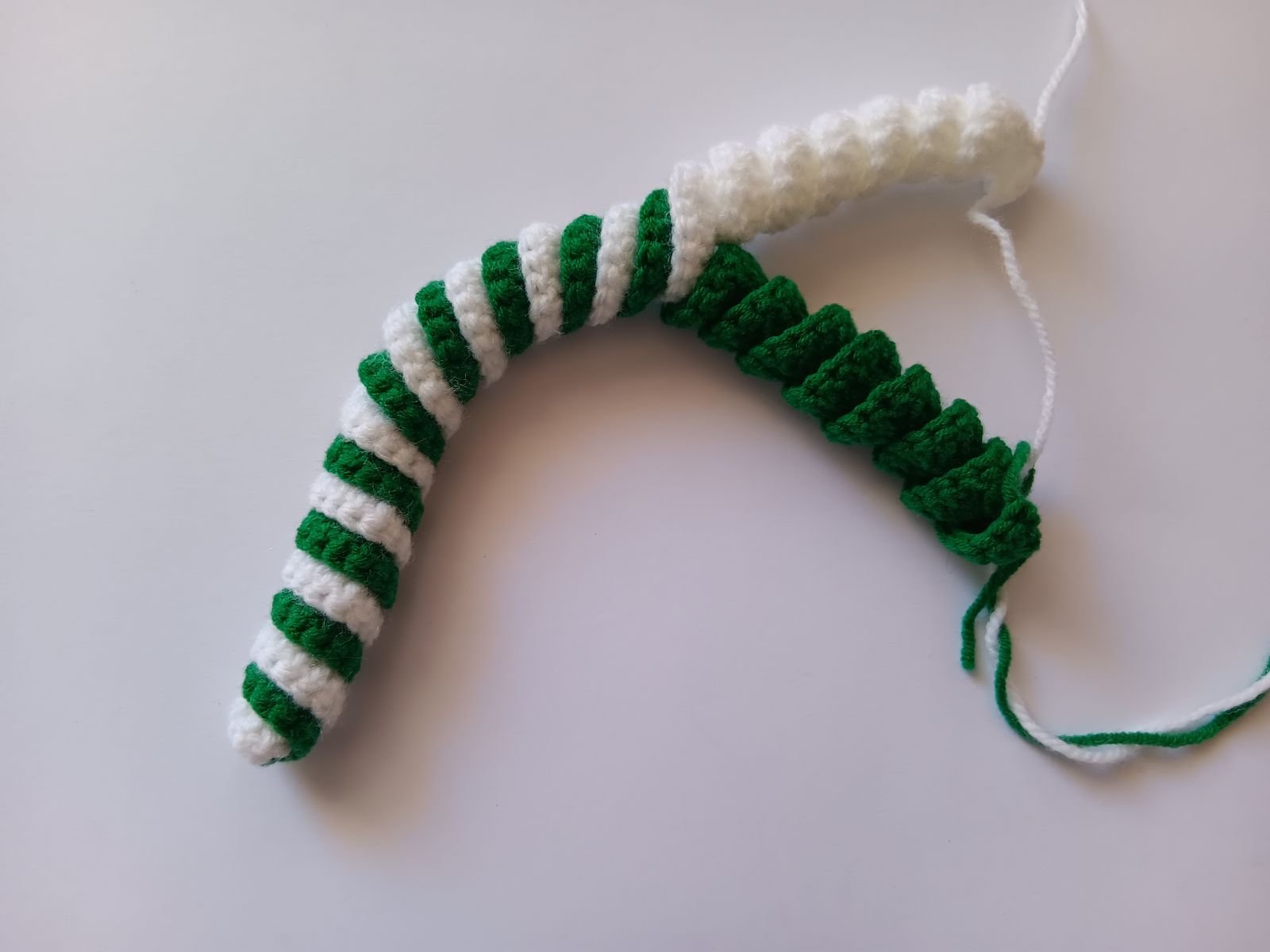 Blog-Inhaltsbild für '24 Kostenlose Häkelprojekte für die Adventszeit: Projekt 5. Zuckerstange und Weihnachtskranz häkeln'