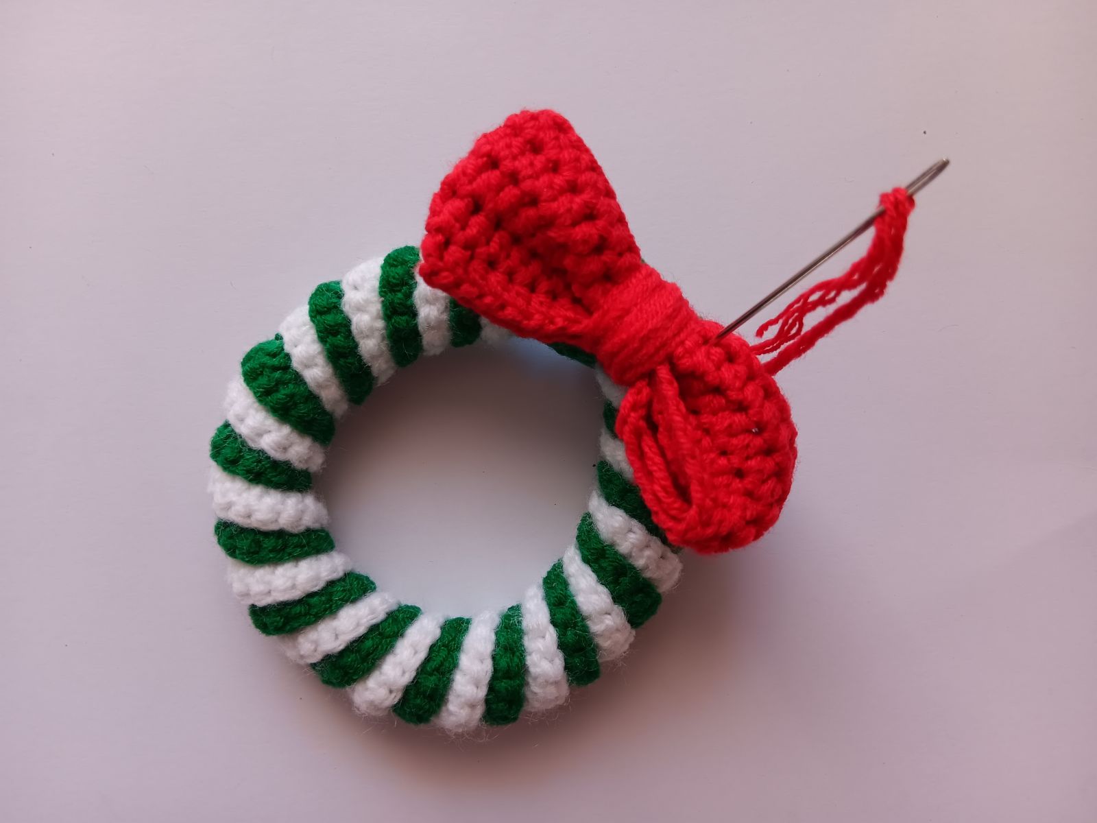 Blog-Inhaltsbild für '24 Kostenlose Häkelprojekte für die Adventszeit: Projekt 5. Zuckerstange und Weihnachtskranz häkeln'