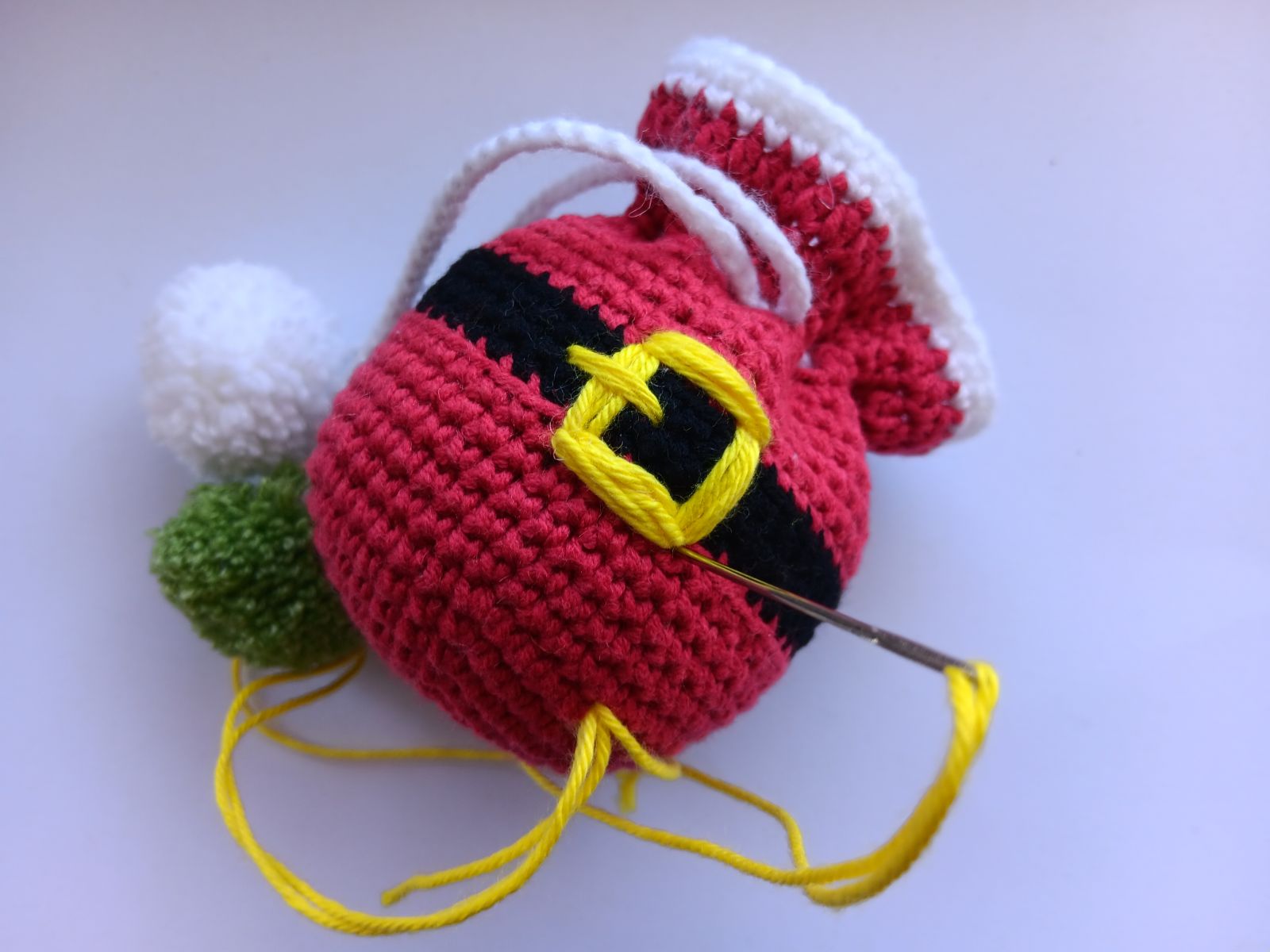 Blog-Inhaltsbild für '24 Kostenlose Häkelprojekte für die Adventszeit: Projekt 6. Weihnachtsbeutel häkeln'