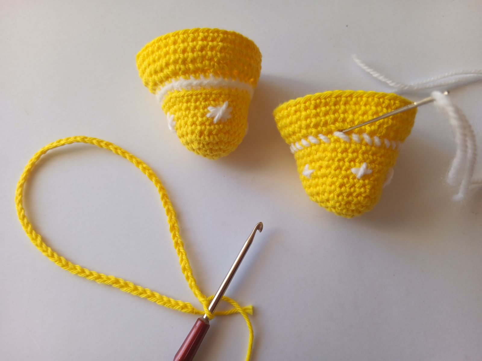 Blog-Inhaltsbild für '24 Kostenlose Häkelprojekte für die Adventszeit: Projekt 11. Glöckchen häkeln'