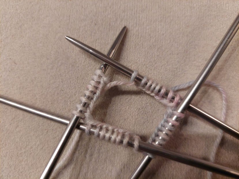 Blog-Inhaltsbild für 'Weihnachtliche Babysöckchen stricken – kostenlose Anleitung'