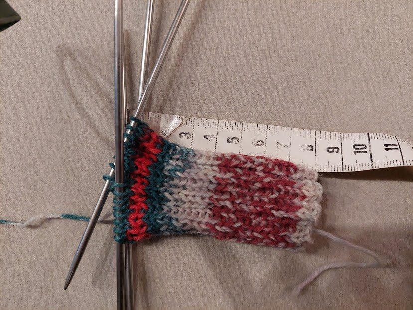 Blog-Inhaltsbild für 'Weihnachtliche Babysöckchen stricken – kostenlose Anleitung'