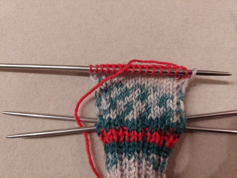 Blog-Inhaltsbild für 'Weihnachtliche Babysöckchen stricken – kostenlose Anleitung'