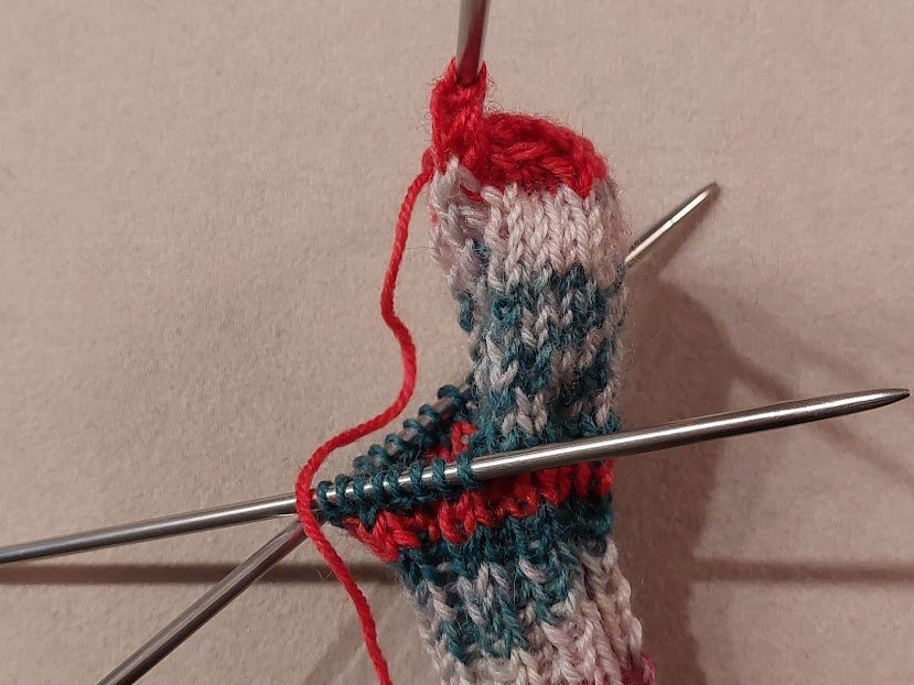 Blog-Inhaltsbild für 'Weihnachtliche Babysöckchen stricken – kostenlose Anleitung'