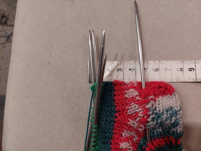 Blog-Inhaltsbild für 'Weihnachtliche Babysöckchen stricken – kostenlose Anleitung'