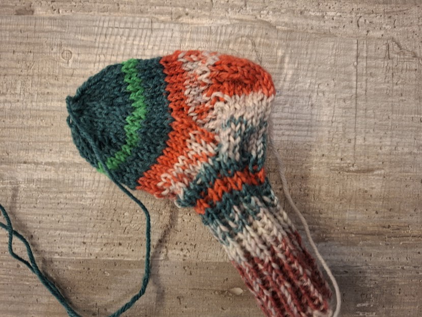 Blog-Inhaltsbild für 'Weihnachtliche Babysöckchen stricken – kostenlose Anleitung'