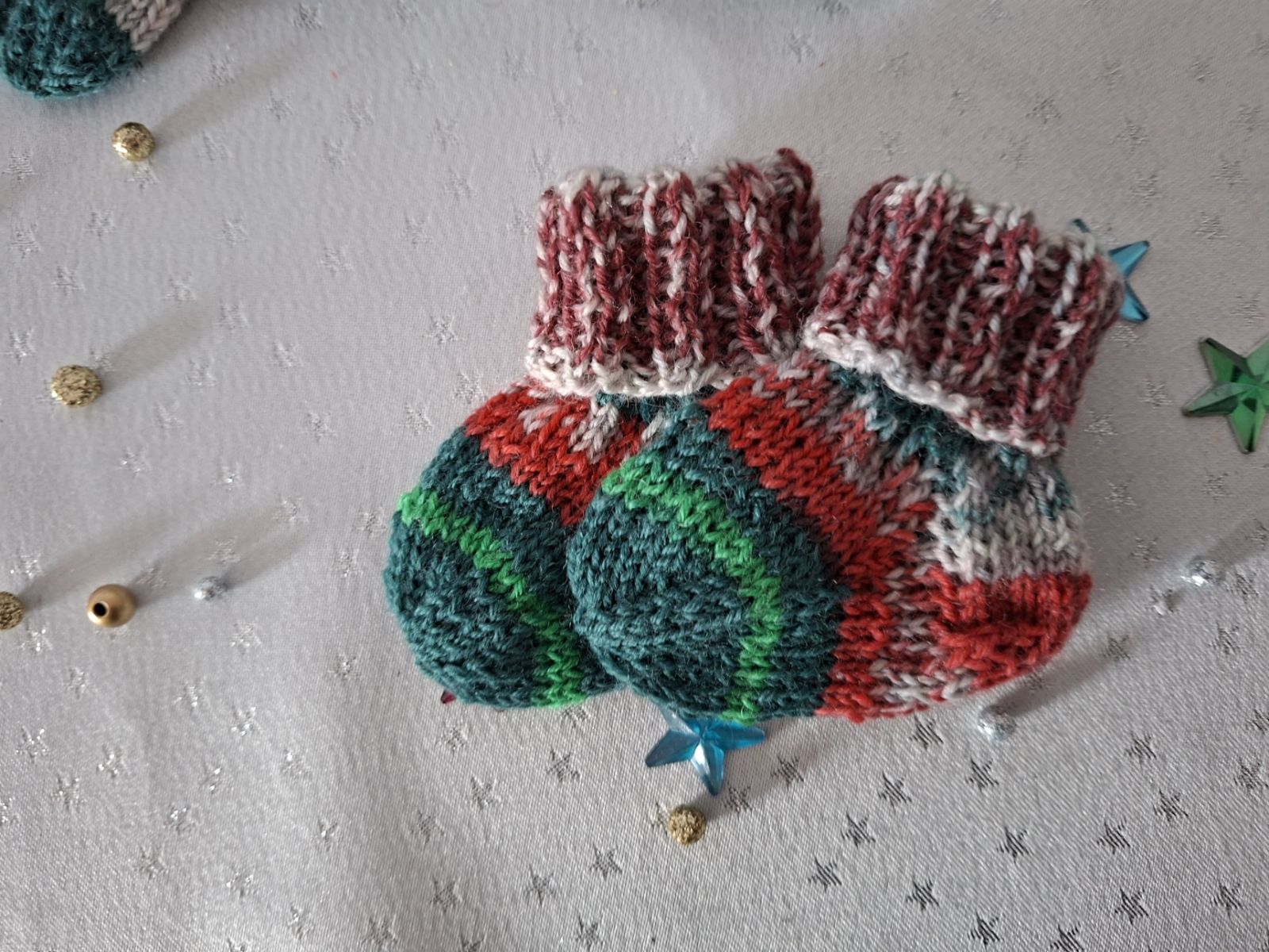 Blog-Inhaltsbild für 'Weihnachtliche Babysöckchen stricken – kostenlose Anleitung'