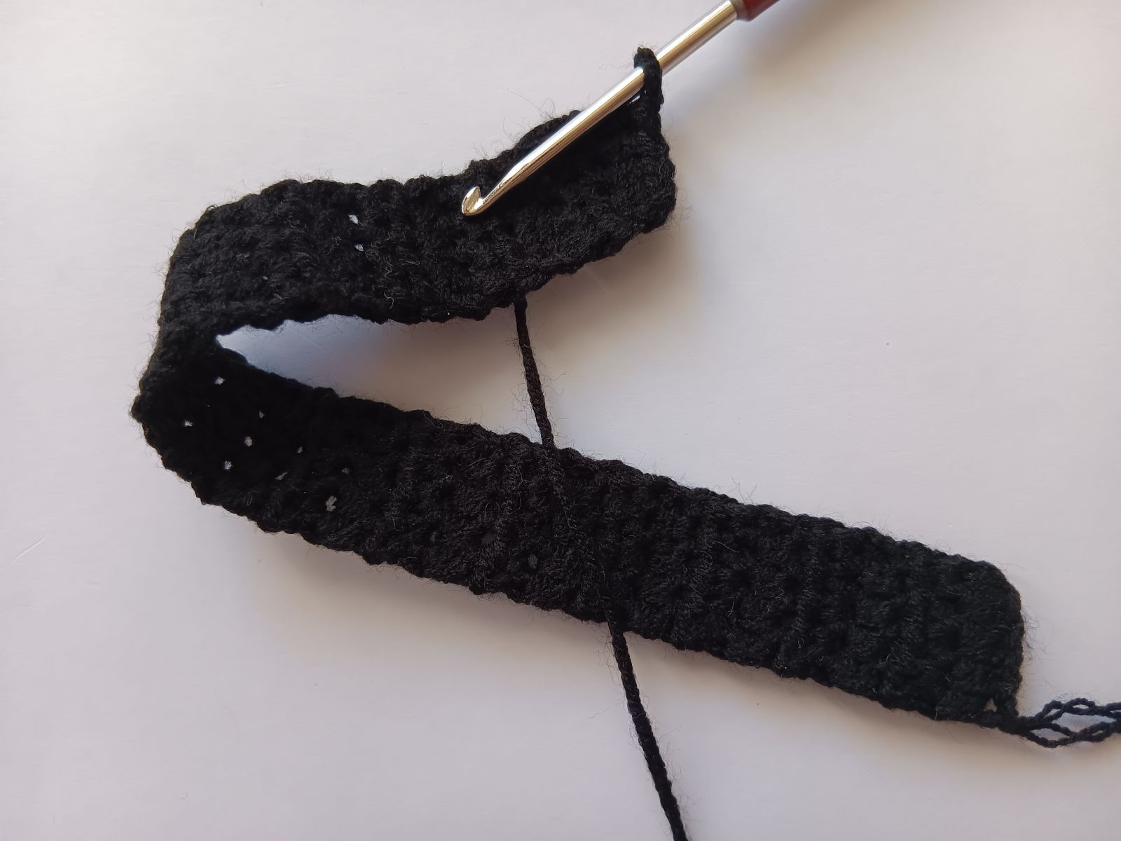 Blog-Inhaltsbild für '24 Kostenlose Häkelprojekte für die Adventszeit: Projekt 10. Tassenwärmer häkeln'