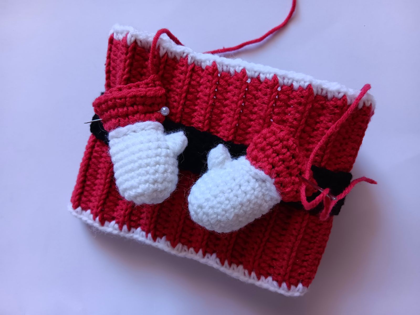 Blog-Inhaltsbild für '24 Kostenlose Häkelprojekte für die Adventszeit: Projekt 10. Tassenwärmer häkeln'