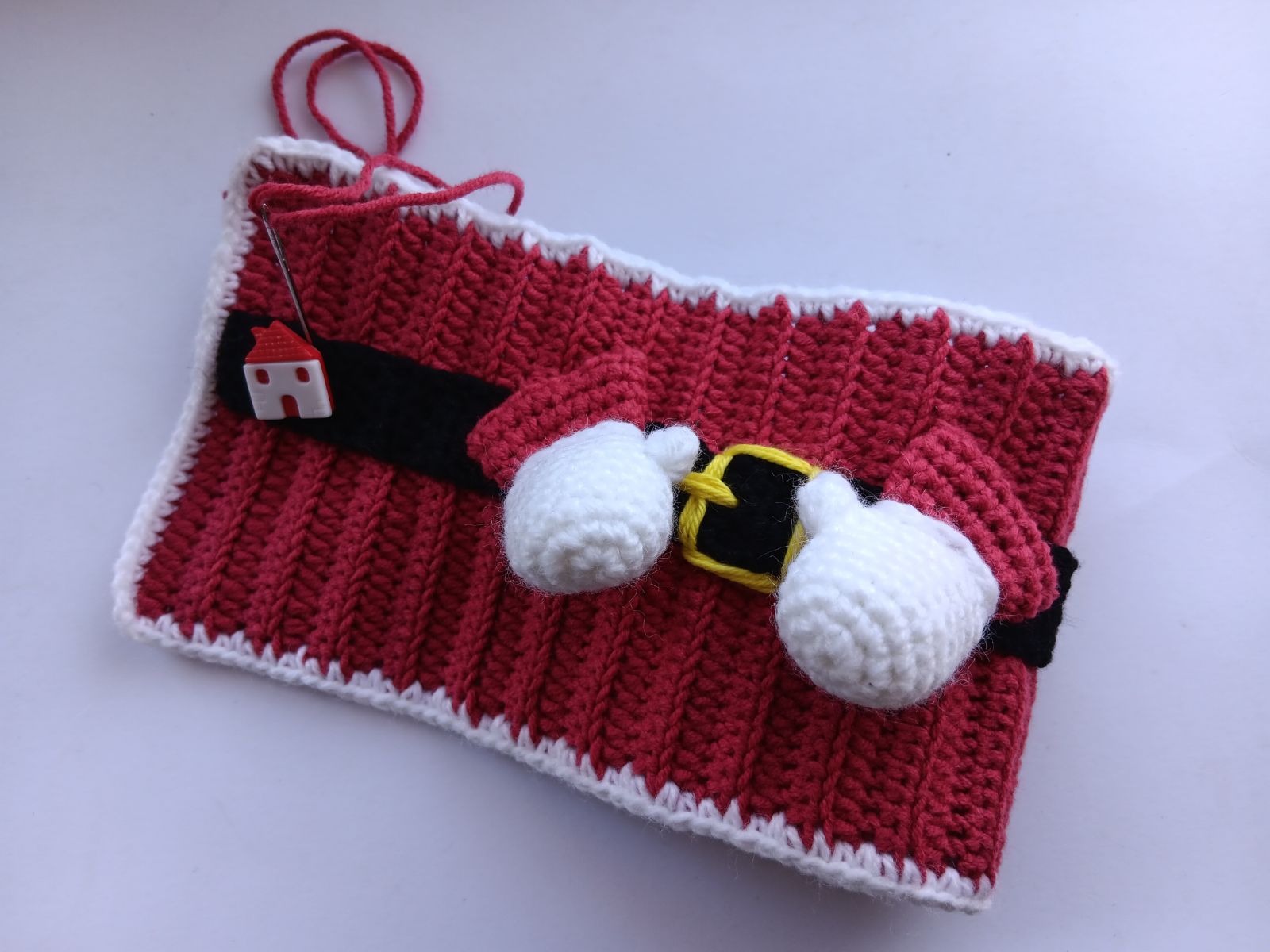 Blog-Inhaltsbild für '24 Kostenlose Häkelprojekte für die Adventszeit: Projekt 10. Tassenwärmer häkeln'