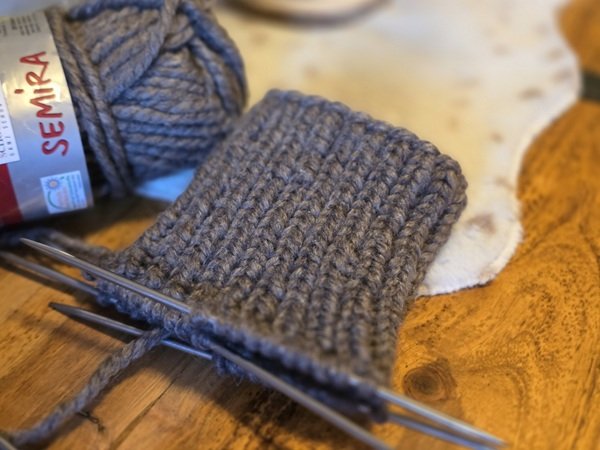 Blog-Inhaltsbild für 'Kostenlose Strickanleitung für einen Wärmeflaschenanzug'