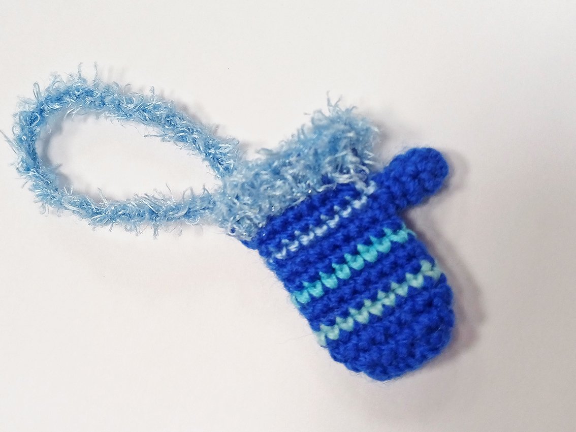 Blog content image for 'Three Christmas tree decorations made from leftover yarn'