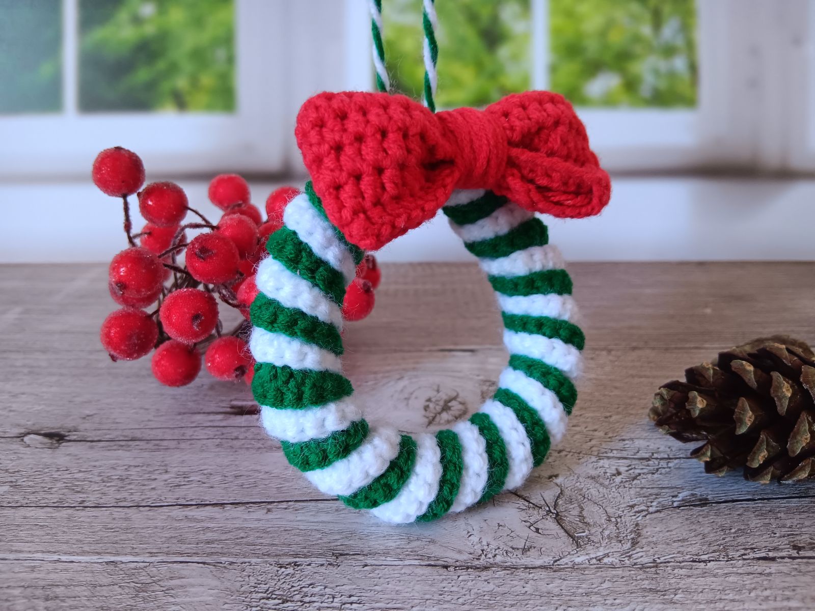 Blog-Inhaltsbild für '24 Kostenlose Häkelprojekte für die Adventszeit: Projekt 5. Zuckerstange und Weihnachtskranz häkeln'