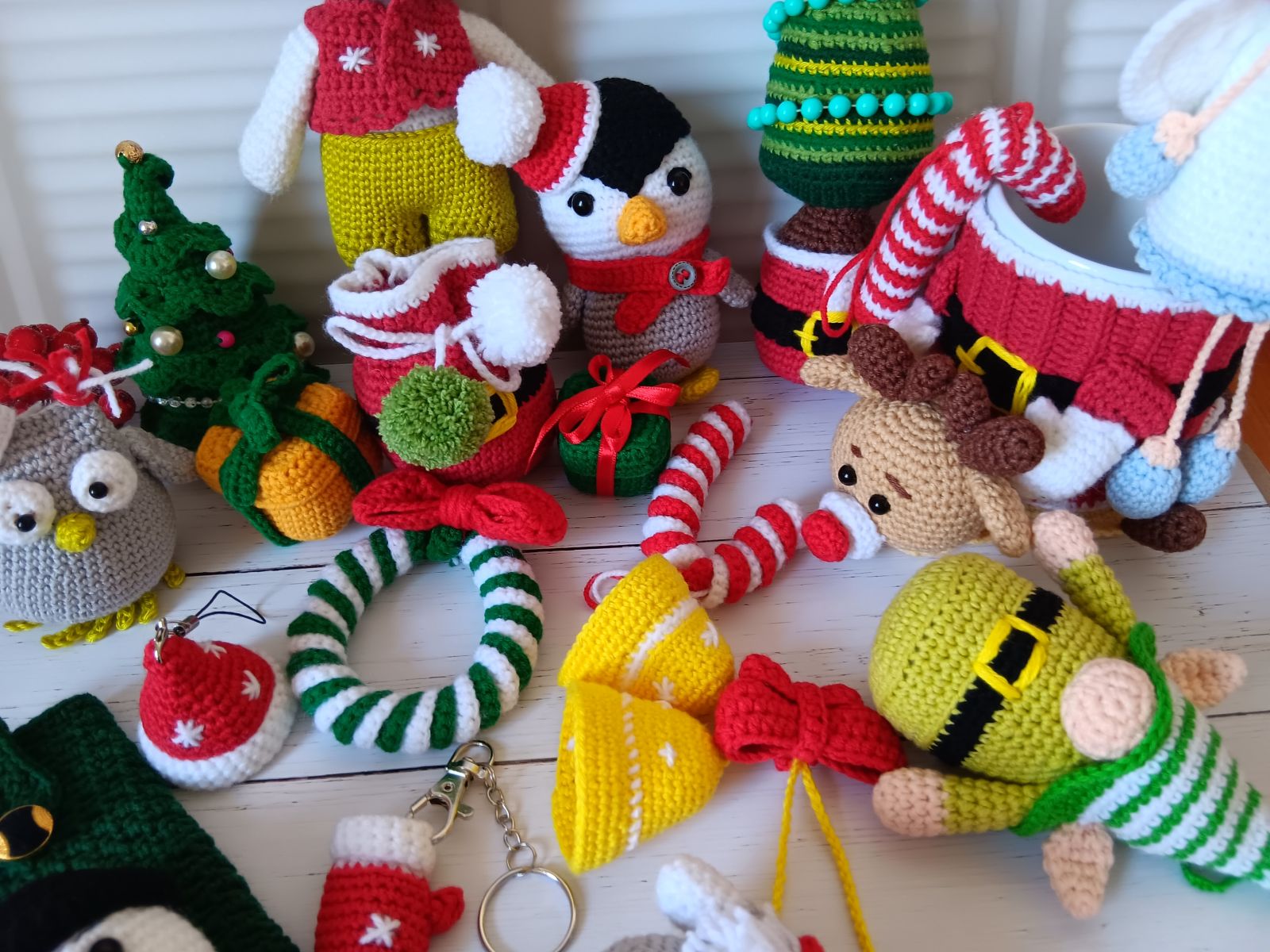 Blog-Inhaltsbild für '24 Kostenlose Häkelprojekte für die Adventszeit: Projekt 5. Zuckerstange und Weihnachtskranz häkeln'