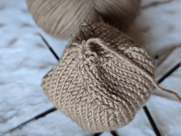 Blog-Inhaltsbild für 'Kostenlose Strickanleitung für das Rentier "Holly"'