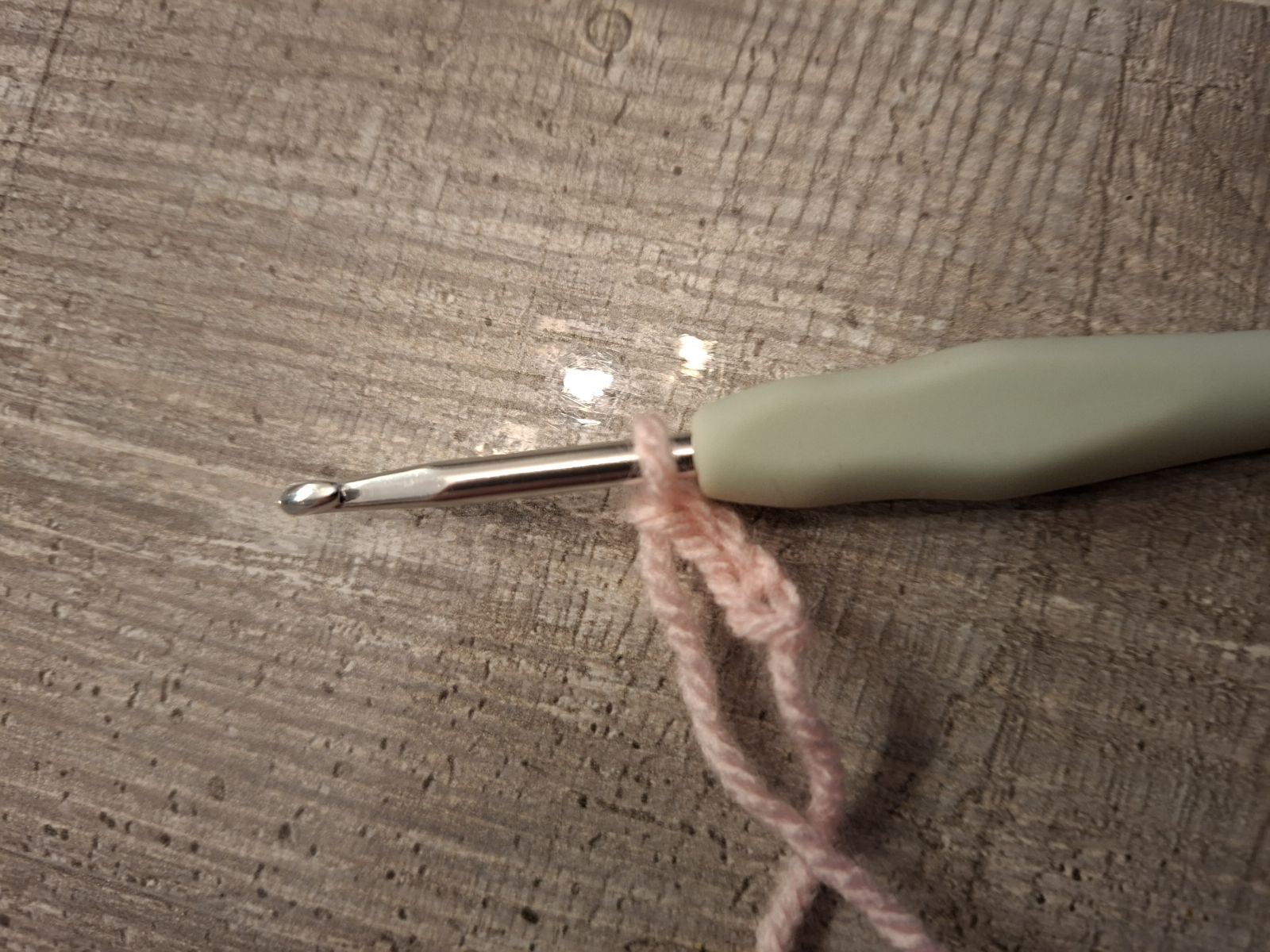 Blog-Inhaltsbild für 'Schnuffeltuch und Rassel im Regenbogenstil – kostenlose Häkelanleitung'