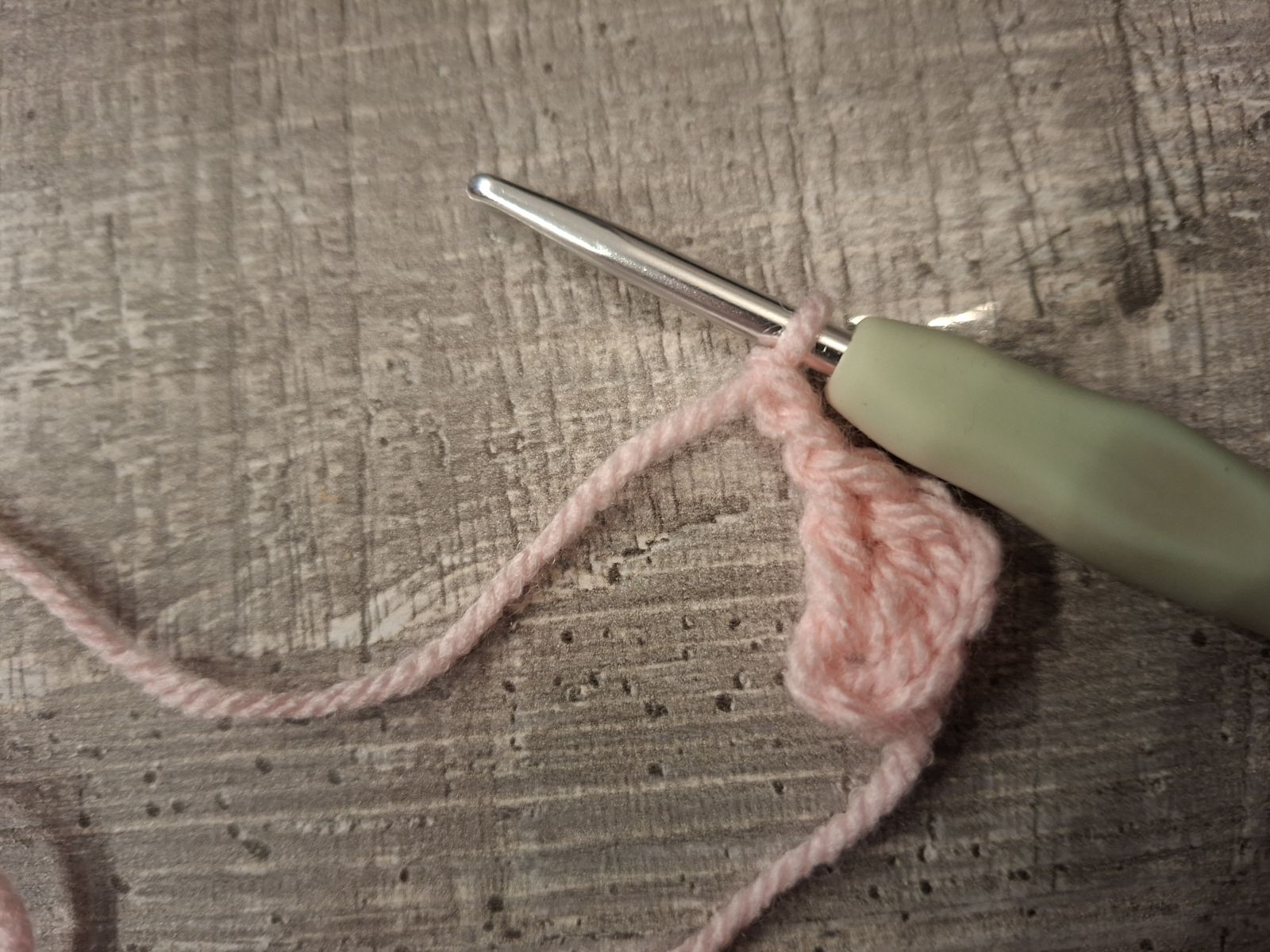 Blog-Inhaltsbild für 'Schnuffeltuch und Rassel im Regenbogenstil – kostenlose Häkelanleitung'