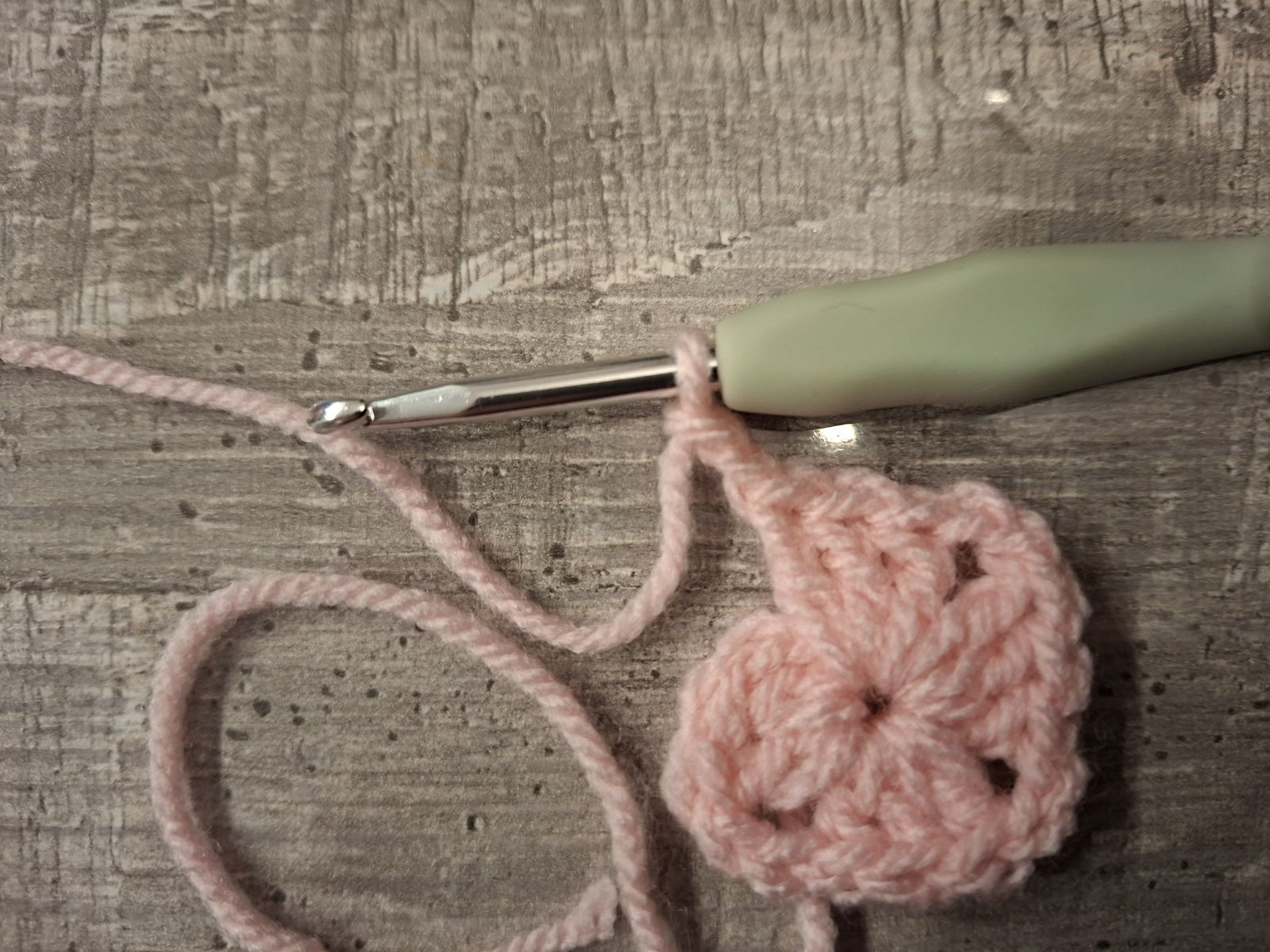 Blog-Inhaltsbild für 'Schnuffeltuch und Rassel im Regenbogenstil – kostenlose Häkelanleitung'