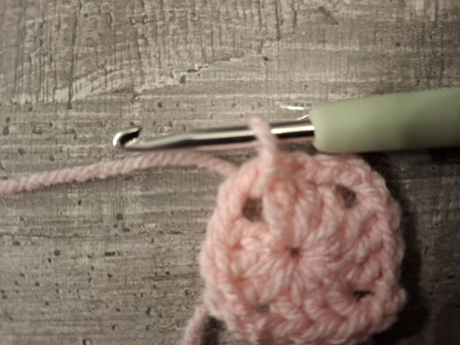 Blog-Inhaltsbild für 'Schnuffeltuch und Rassel im Regenbogenstil – kostenlose Häkelanleitung'