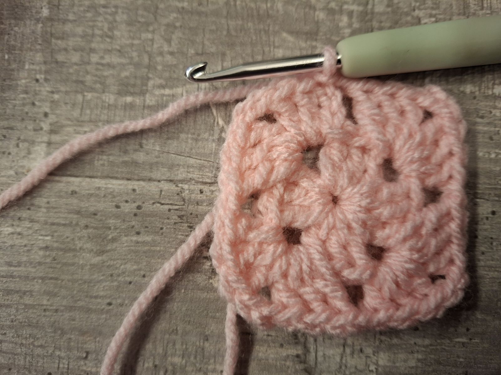 Blog-Inhaltsbild für 'Schnuffeltuch und Rassel im Regenbogenstil – kostenlose Häkelanleitung'