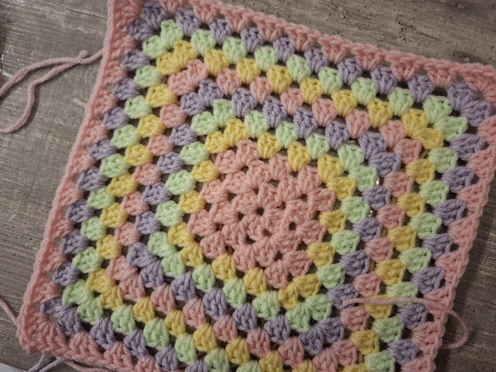 Blog-Inhaltsbild für 'Schnuffeltuch und Rassel im Regenbogenstil – kostenlose Häkelanleitung'